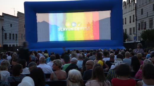 Slavonice Fest zahájili poctou Formanovi – promítal se film Vlasy a lidé přišli hippies oblečení