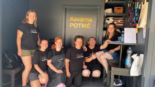 Kavárna potmě s obsluhujícím personálem