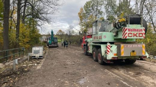 Silnice I/14 u Dobrušky na Rychnovsku je po vážné dopravní nehodě z minulého týdne stále uzavřená