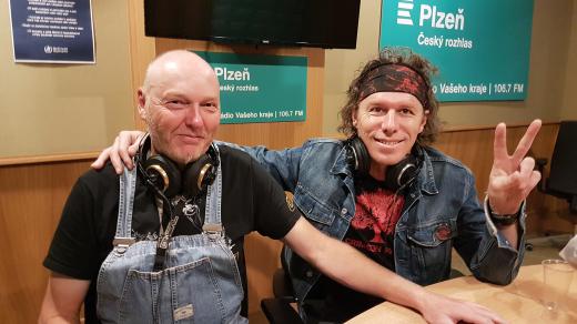 Písničkář a spisovatel Kamil Pešťák a muzikant Daniel Hála