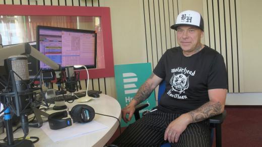 Josef Sršeň ve studiu Českého rozhlasu Hradec Králové