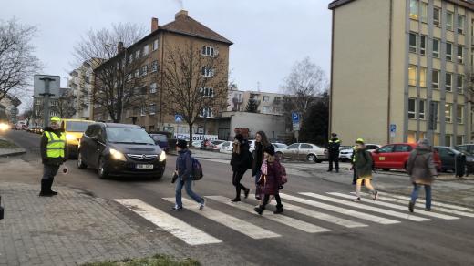 Znojemský přechod, u kterého hlídá dvojice seniorů.