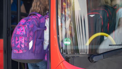 Školáci v autobuse