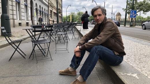 Architekt Adam Gebrian na Smetanově nábřeží v Praze