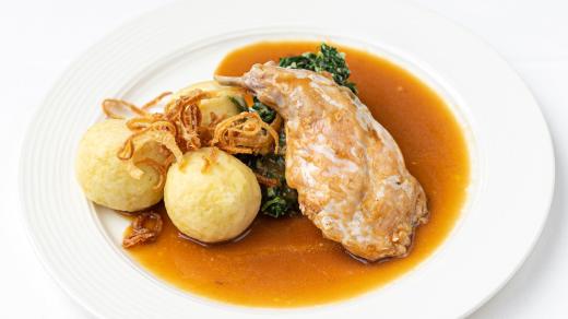 Králík na česneku se špenátem a bramborovým knedlíkem