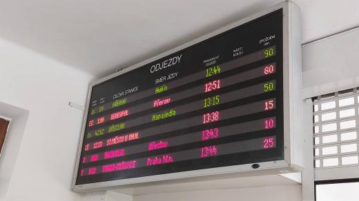 Odjezdová tabule na nádraží v Otrokovicích ukazuje zpoždění u všech spojů