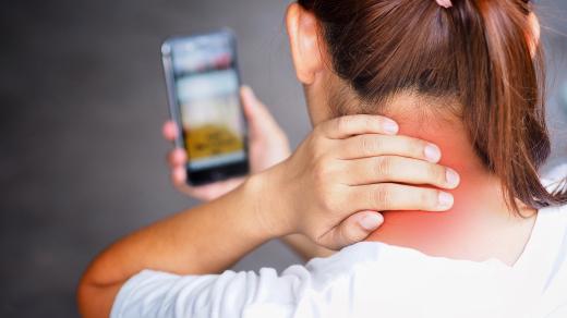 Při dlouhém koukání do mobilu zatěžujeme krční páteř