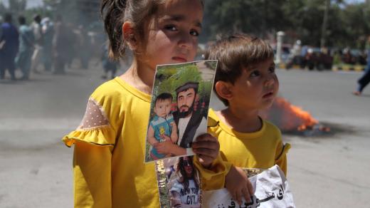 Děti afghánského vojáka, kterého zadržel Tálibán