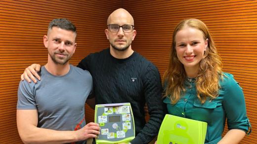 Zdravotničtí záchranáři Pavlína Havlenová, Cyril Činátl a Zdeněk Štrubl propagují používání automatizovaných externích defibrilátorů v projektu Neboj se výboje