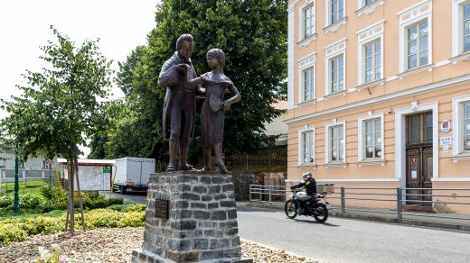 Socha Polibek ruky v obci Třebívlice na Litoměřicku, která je spjatá s osobou baronky Ulriky von Levetzow, poslední láskou básníka Johana Wolfganga von Goethe