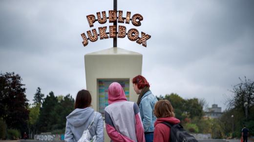 Public Jukebox Krištofa Kintery procestoval mnoho míst (na snímku Bratislava)