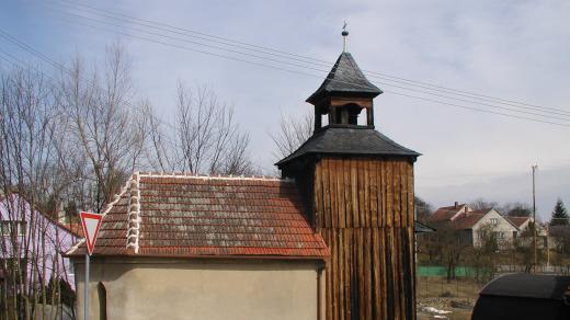 Kaple se zvonicí pochází už z 18. století