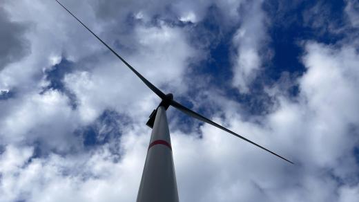 Střed rotoru je ve výšce 119 metrů, s lopatkami celkem 175 metrů