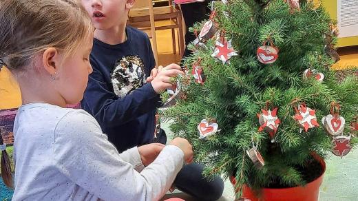 Děti z mateřské školy Libocká zdobily stromečky pro seniory