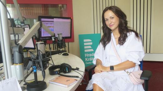 Veronika Jičínská ve studiu Českého rozhlasu Hradec Králové