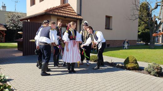 Koledníci z folklorního souboru Olšava dnes obcházely dívky s pomlázkou na Uherskobrodsku