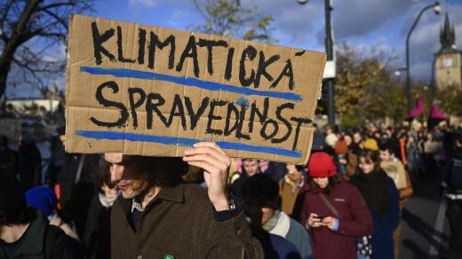 Protestní průvod přes Národní třídu na Albertov završil vysokoškolskou stávku za klima 17. listopadu 2023