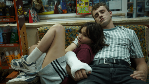 Frankie Corio a Paul Mescal ve snímku Aftersun
