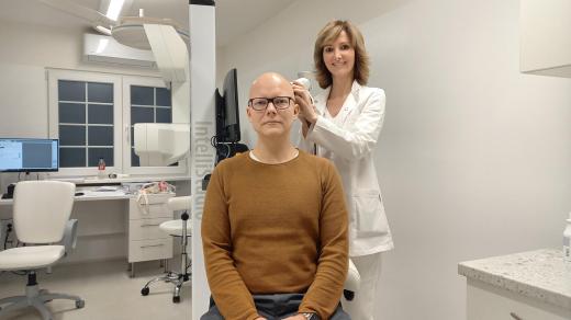 Tomáše Drahoňovský na vyšetření, zúčastňuje se léčby alopecie