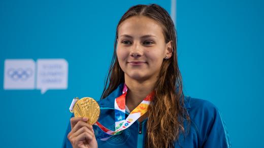 Barbora Seemanová se zlatou medailí za vítězství na trati 50 metrů volným způsobem