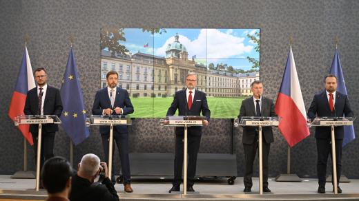 Zleva ministr zemědělství Zdeněk Nekula (KDU-ČSL), ministr vnitra Vít Rakušan (STAN), premiér Petr Fiala (ODS), ministr školství Vladimír Balaš (STAN) a ministr práce a sociálních věcí Marian Jurečka (KDU-ČSL)