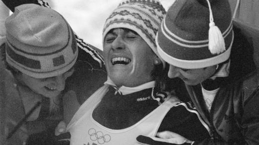 Vyčerpaná, ale štastná Květa Jeriová, v cíli štafety žen na 4x5km na ZOH v Sarajevu