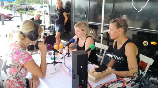 Veronika Albrechtová, Šarlota Hambergerová (uprostřed) - nevidomá obsluhující v kavárně POTMĚ a Monika Pazderová - vedoucí výjezdu