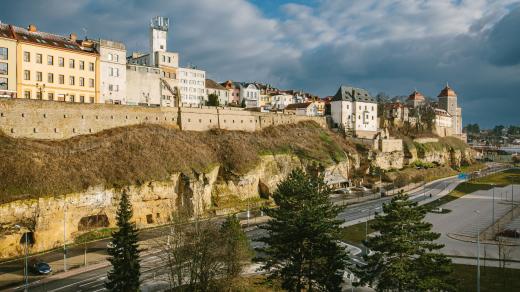 Pohled na historické centrum Mladé Boleslavi s hradem od západu