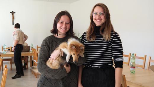 Cenu Gratias Tibi Člověka v tísni letos získaly skautky a studentky Ilona Havlátová a Marie Procházková z Velkého Meziříčí za dobročinnou kavárnu Káva od srdce