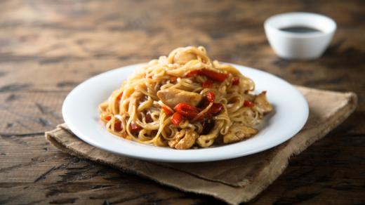 Rýžové nudle s kuřecím masem