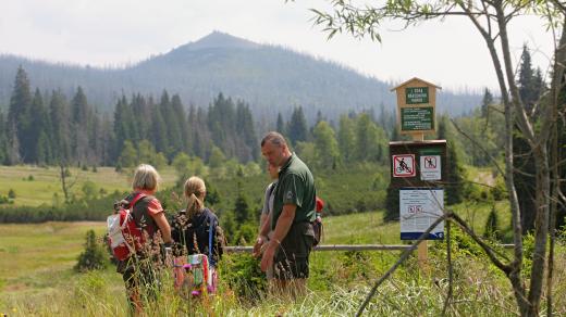 Turisté na šumavském Modrém sloupu