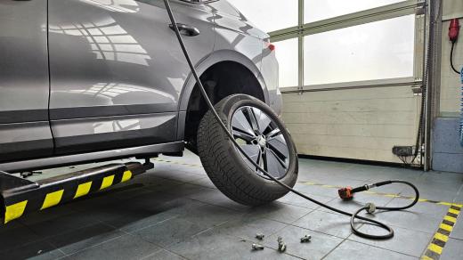 Řidiči už přezouvají auta na letní pneumatiky