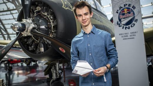Antonín Kolář při závodech Mistrovství světa v hodu papírovou vlaštovkou