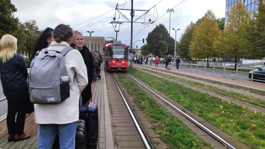 Tramvajová zastávka Hlavní nádraží je do 16. listopadu mimo provoz, cestující tak musí využívat zastávku Kosmonautů