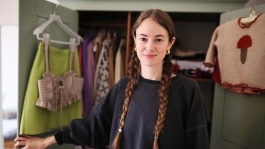 Marie sdílí skříň se svou dcerkou, díky častému stěhování má velmi málo pečlivě vyselektovaných věcí