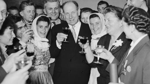 Prezident Antonín Zápotocký a jeho manželka Marie Zápotocká (druhá zprava) na Pražském hradě s vyznamenanými Řádem práce a Řádem republiky v roce 1955