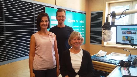 Studentka liberecké Univerzity třetího věku Hana Potůčková, ředitelka této instituce Jitka Pacltová, a moderátor Jakub Marvan