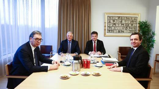 Srbský prezident Aleksandar Vučič (vpravo), vysoký představitel EU pro zahraniční věci Josep Borrell (druhý zprava), zvláštní zástupce EU pro dialog mezi Bělehradem a Prištinou Miroslav Lajčák a kosovský premiér Albin Kurti (vlevo)