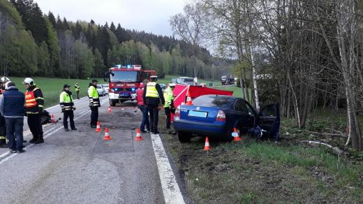 Jedna z tragických nehod na silnici I/4. Třiadvacetiletý řidič osobního vozidla projížděl ostrou levotočivou zatáčku příliš rychle