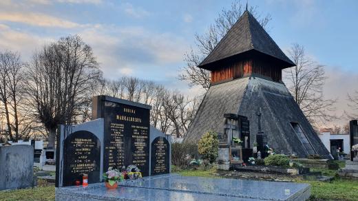 Zvonice na hřbitově v Pardubičkách