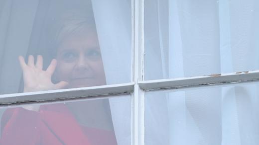 Nicola Sturgeonová mává lidem, kteří se shromáždili před jejím sídlem Bute House v Edinburghu po oznámení, že rezignuje
