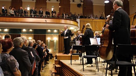 Petr Vronský působil v Moravské filharmonii Olomouc jako šéfdirigent 13 let