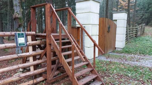Veřejnost může do obory vstoupit po schodech přes ohradu