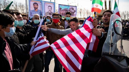 Írán vs. USA (Iranian youth tear the U.S. flag during a rally to commemorate the 42nd Victory anniversary of the Islamic Revolution)