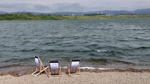 Jezero Most s lehátky na hlavní pláži