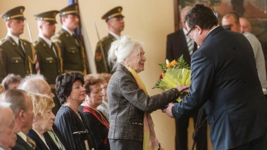Hana Truncová při přebírání osvědčení podle zákona o třetím odboji pro účastníky odboje a odporu proti bývalému komunistickému režimu od ministra obrany Alexandra Vondry