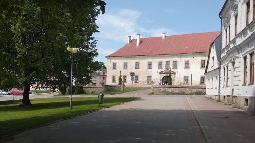 Rokytnickému náměstí dominuje zámecká budova