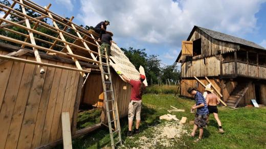 V replice středověkého sídla Curia Vítkov pracují na stavbě domu určeného výhradně ženám