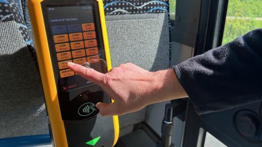 Jízdné zaplatí cestující kartou u takzvaných validátorů