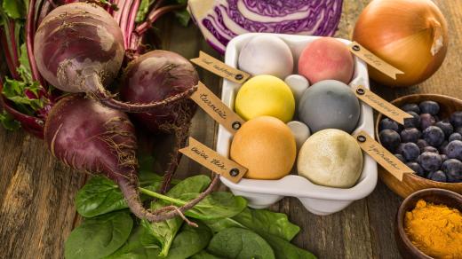 Přírodní prostředky na barvení velikonočních vajíček